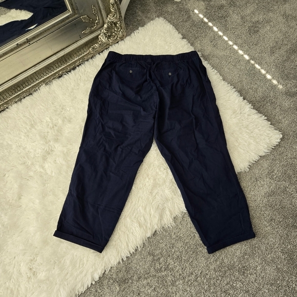 Old Navy High-Waisted Cropped Pants. Navy. Size 2X. New. - Picture 3 of 8
